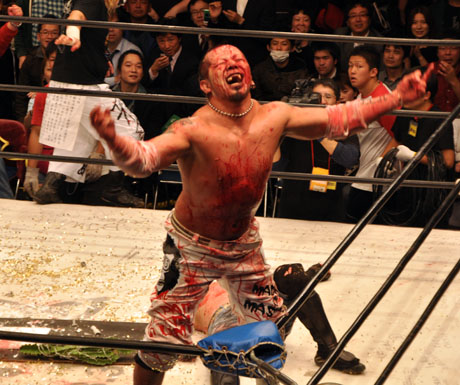 デスマッチ頂上血戦「伊東竜二vs.葛西純」の続きは『別冊ミルホン