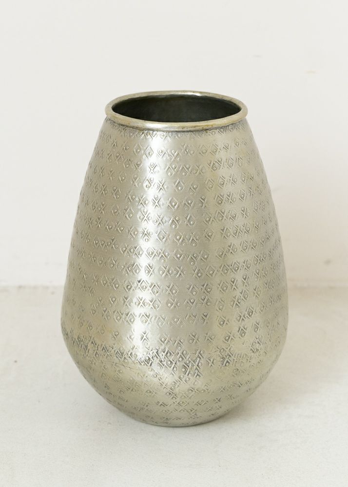 Aluminium Vase Star Hammered | Pasand by ne Quittez pas | パサン