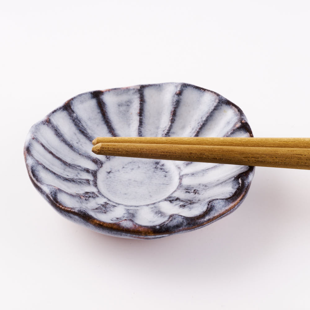 萩焼 松光山 菊花箸置き グレー ¥660 大人の焼き物