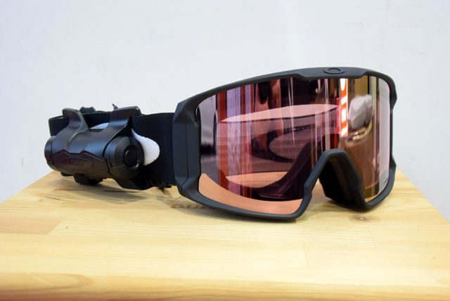 ボタン一つでゴーグルのくもりを取り除ける。OAKLEY INFERNO LENS – A-BONY
