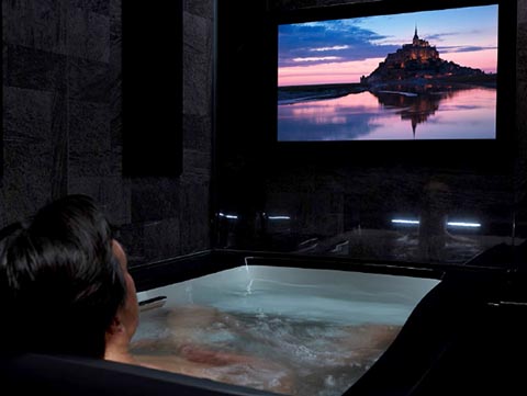 LIXIL、浴室で32型テレビ視聴とネット動画を楽しめる新「SPAGE」。足湯