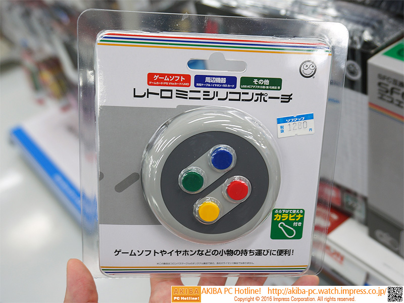 スーファミコントローラー風の可愛らしいポーチが販売中 （取材中に