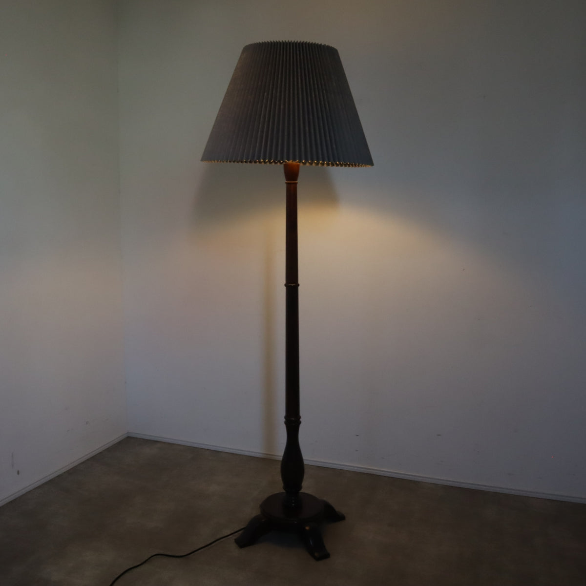 松本民芸家具 A型フロアスタンド（和紙シェード・グレー） – バナル