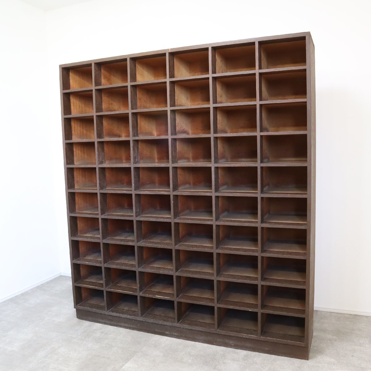 昔の学校にありそうな木製のレトロな下駄箱【12A2211042】 – バナル