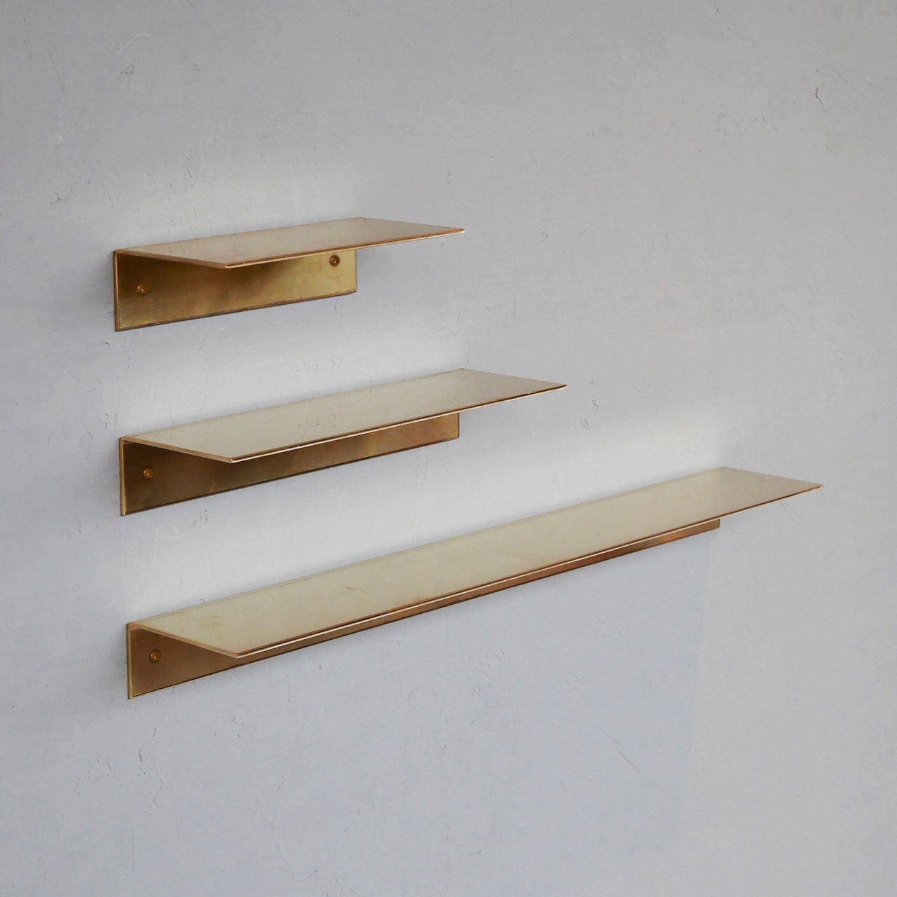 プレート真鍮シェルフ | オーダーメイドのアイアン家具を中心に数多く