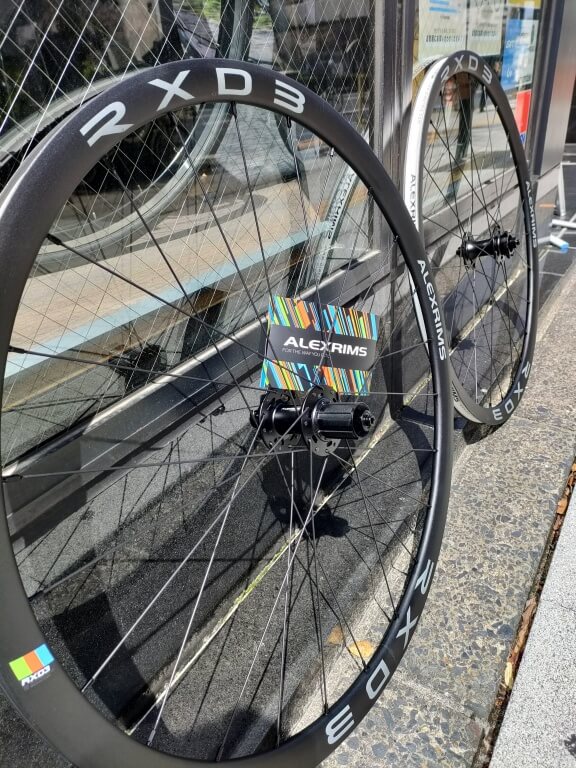 新宿都庁前店 / クイックリリース、スルーアクスル全対応 軽量ホイール