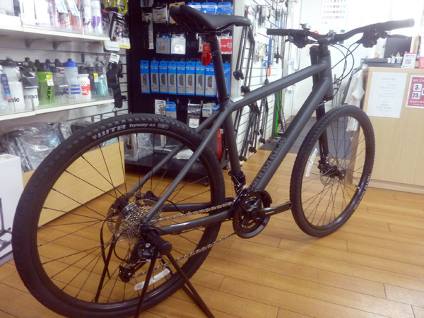 黒のクロスバイク！キャノンデール BAD BOY 3 登場！ - サンワ