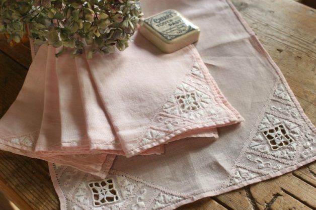 2枚あり 白糸刺繍が可愛いランチョンマット フランスアンティーク