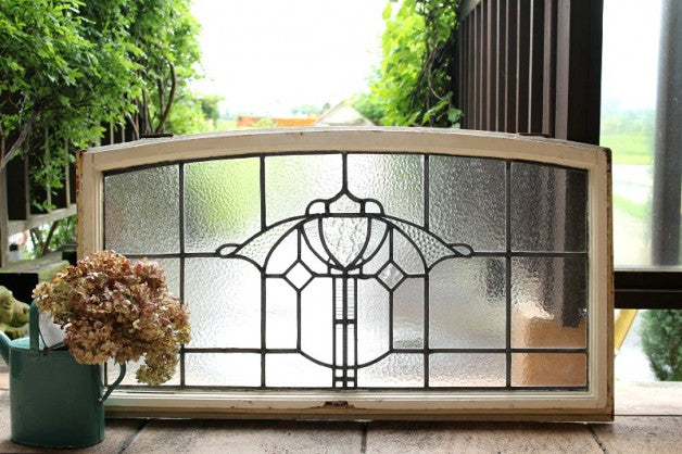 存在感ある横長サイズ無色のステンドグラス（アール枠） イギリス