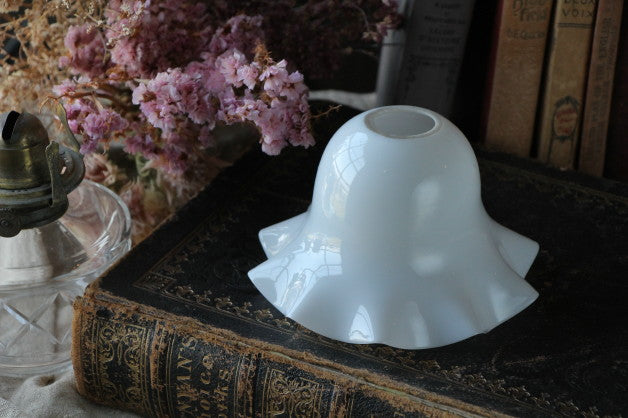 ぽってりとしたミルクガラスが可愛いランプシェード イギリス