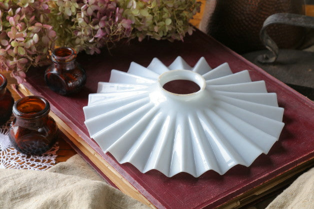 なみなみとしたミルクガラスのランプシェード フランスアンティーク