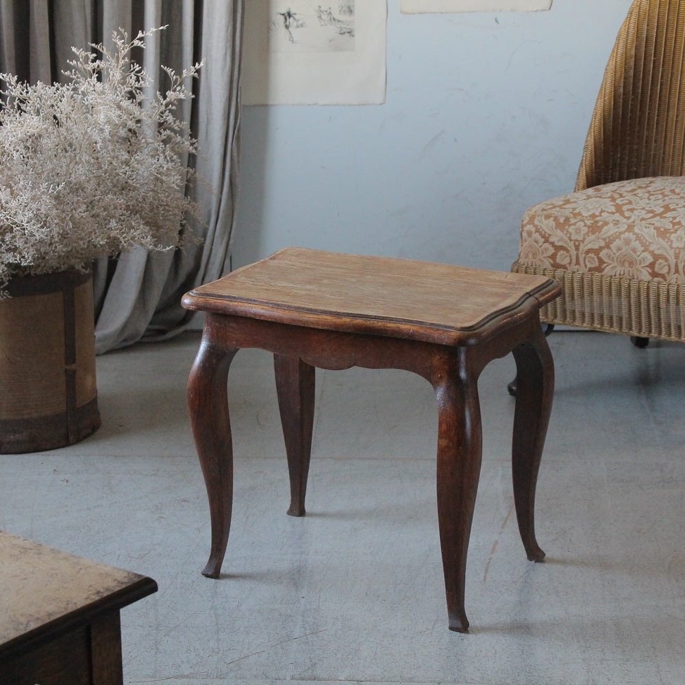 猫足が可愛い小さなローテーブル（49x35cm） フランスアンティーク