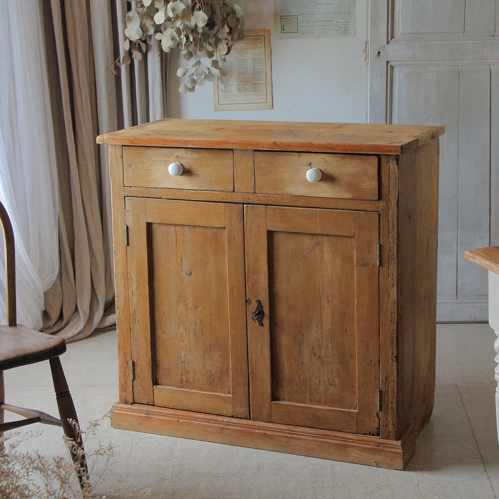 ヴィクトリアンオールドパイン材カップボード（高さ92.5cm） イギリス