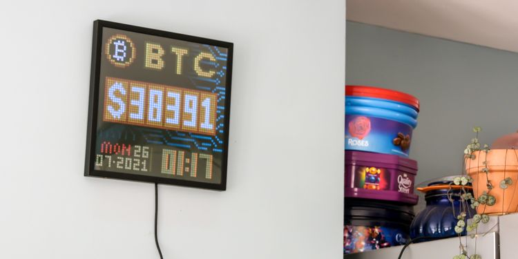 Divoom Pixoo 64 Review: Display Live Subscriber Stats and Crypto Price