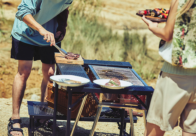 BBQを囲み、みんなで食事ができる「3ウェイ バーベキューテーブル