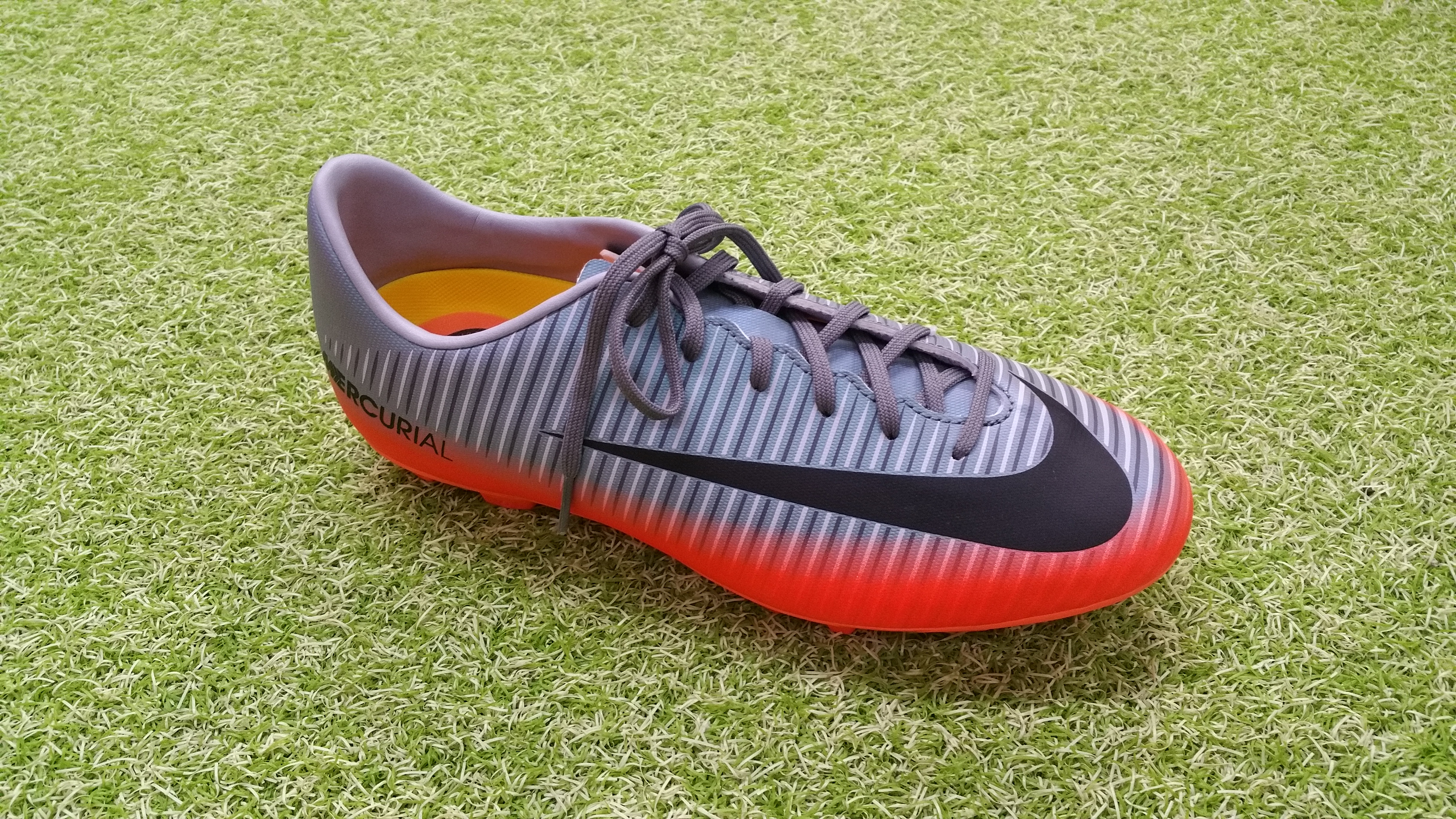 4月14日 本日発売 NIKEサッカースパイク クリスティアーノモデル CR7