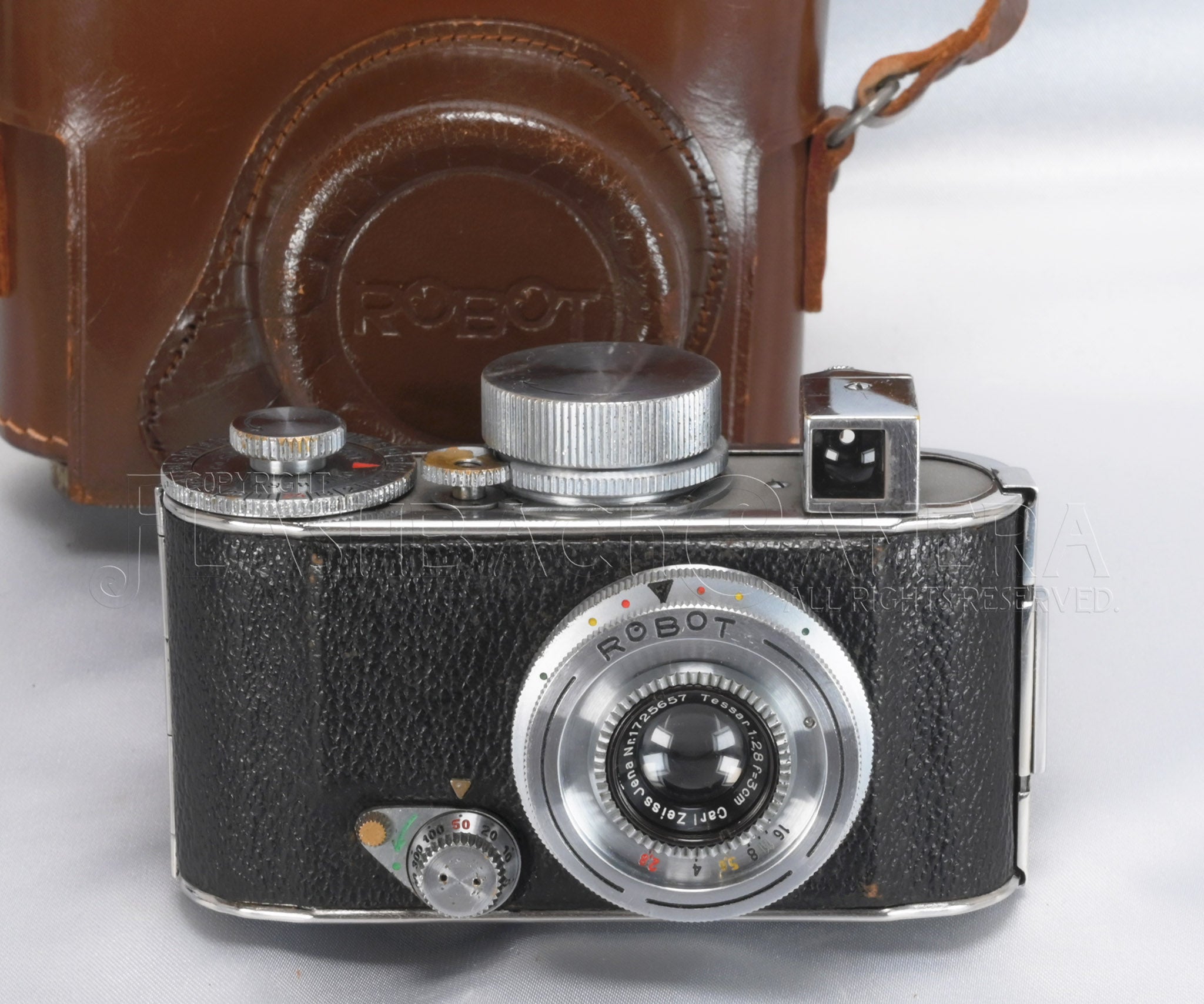 Robot I + Tessar 30mm f2.8 – FLASHBACK CAMERA