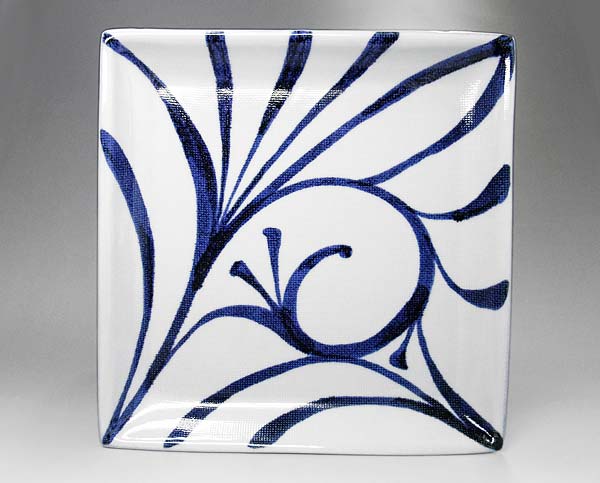 砥部焼・梅山窯・9寸布目角皿（唐草文）【和食器通販e-tobeyaki.com】