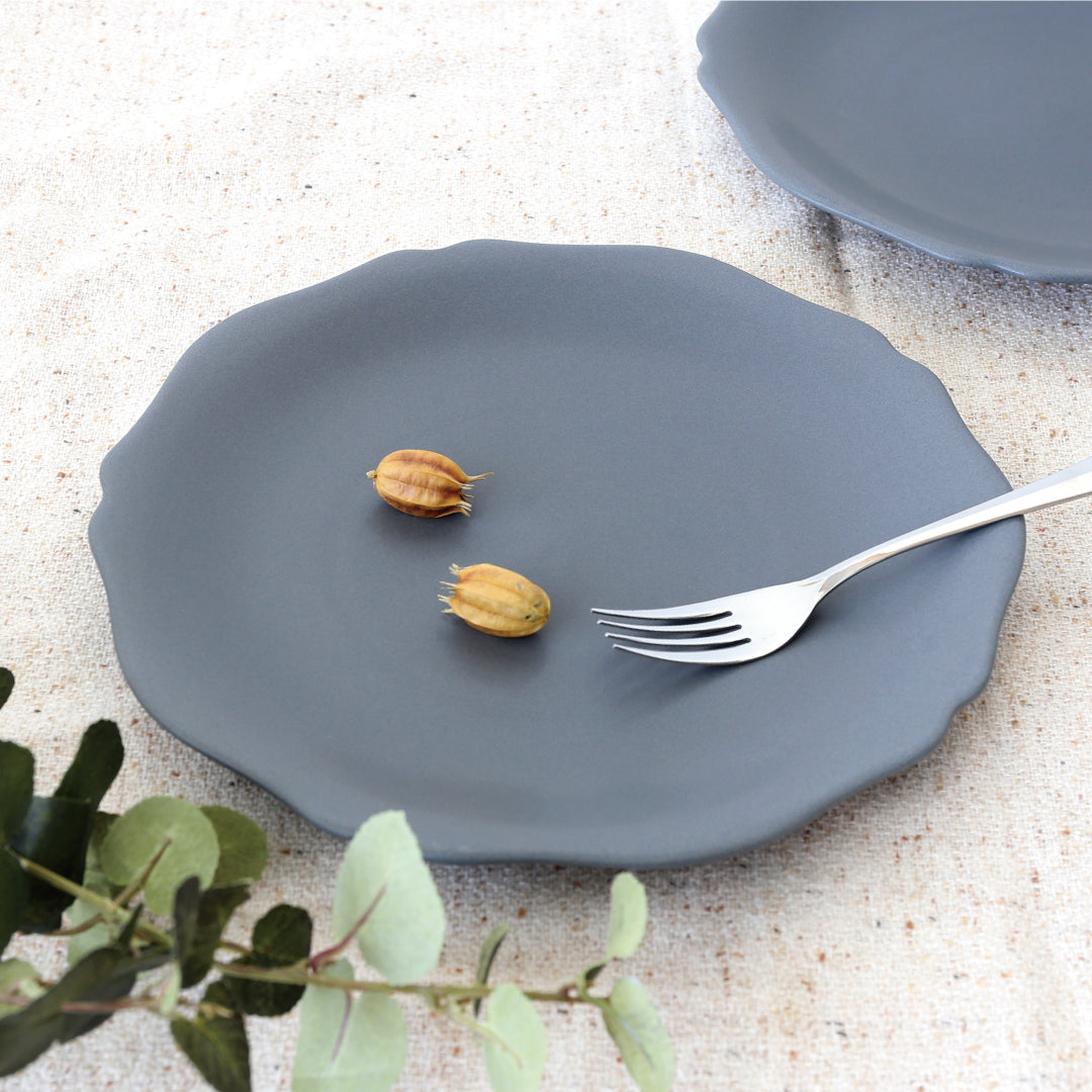 小田陶器 meimei-ware 25.5盛皿 輪花（黒錆マット）｜徳永こいのぼり