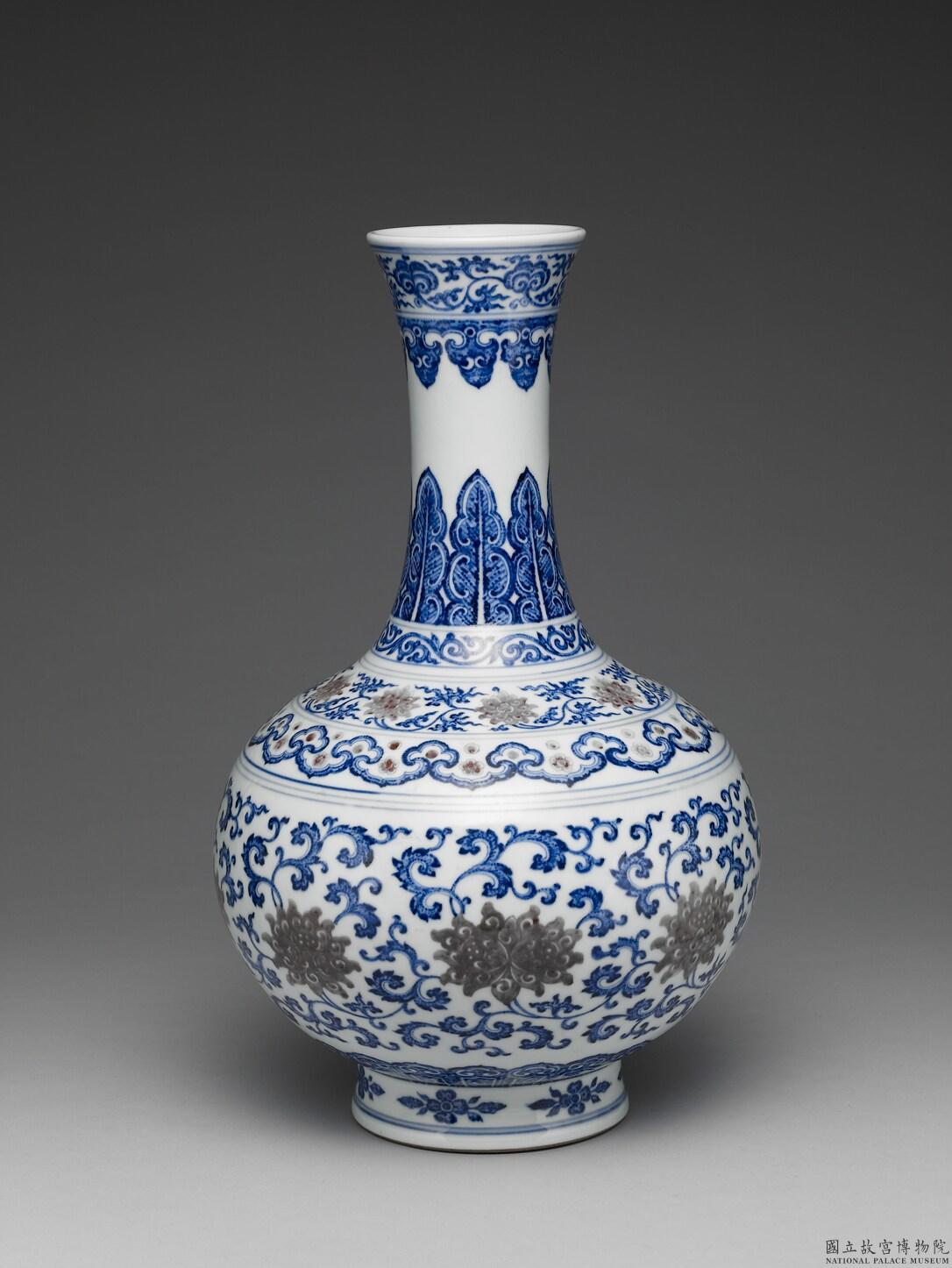 清乾隆青花釉裏紅番蓮花瓶(「大清乾隆年製」款)