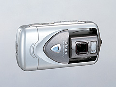 News：ニコン、回転レンズ方式の320万画素デジカメ