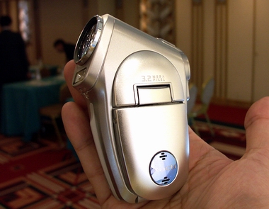 News：高画質なMPEG-4＆JPEGを同時撮影――三洋「Xacti DMX-C1」