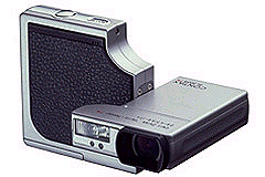 PCUPdate：京セラ、回転レンズデジカメにツァイスT＊3倍ズームの