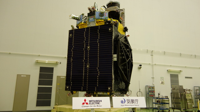 レポート】静止気象衛星「ひまわり8号」の概要説明と機体公開 | NVS
