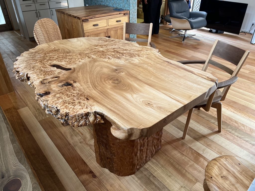 楡コブ一枚板テーブルほかを納品 | 一枚板ショールーム”ウッドランド