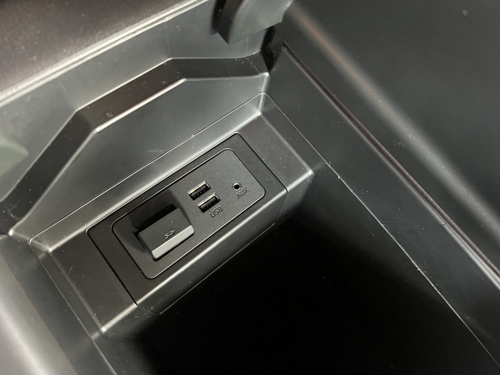 マツダCX-8に、CarPlay後付けレトロフィットキットの取り付けを致し