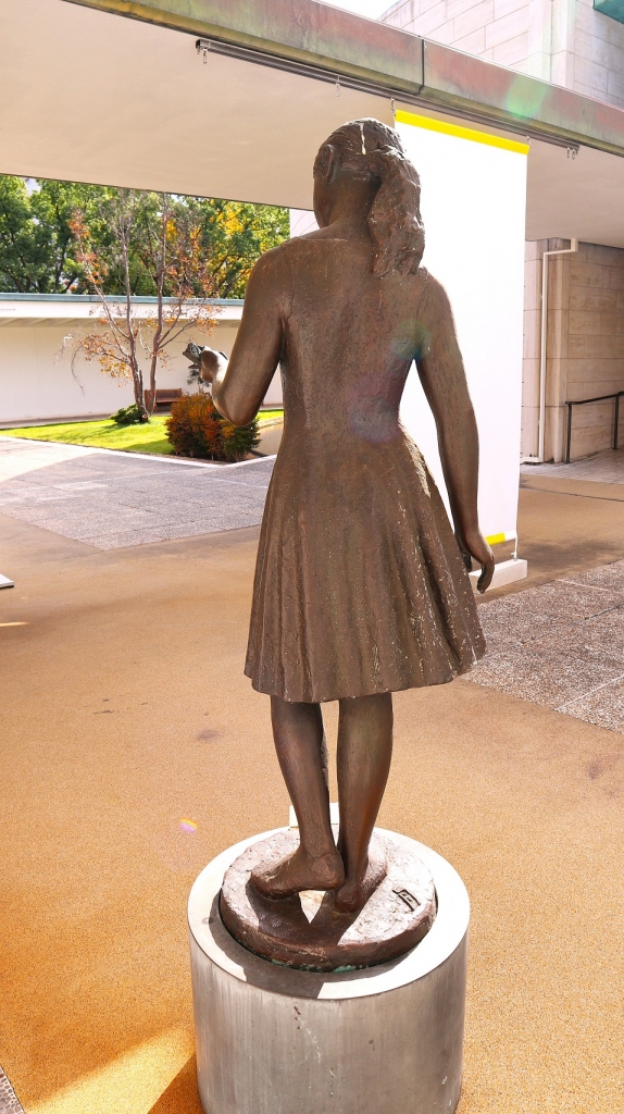 ひろしま美術館本館裏の別館入口に建っているブロンズ像「りんどう