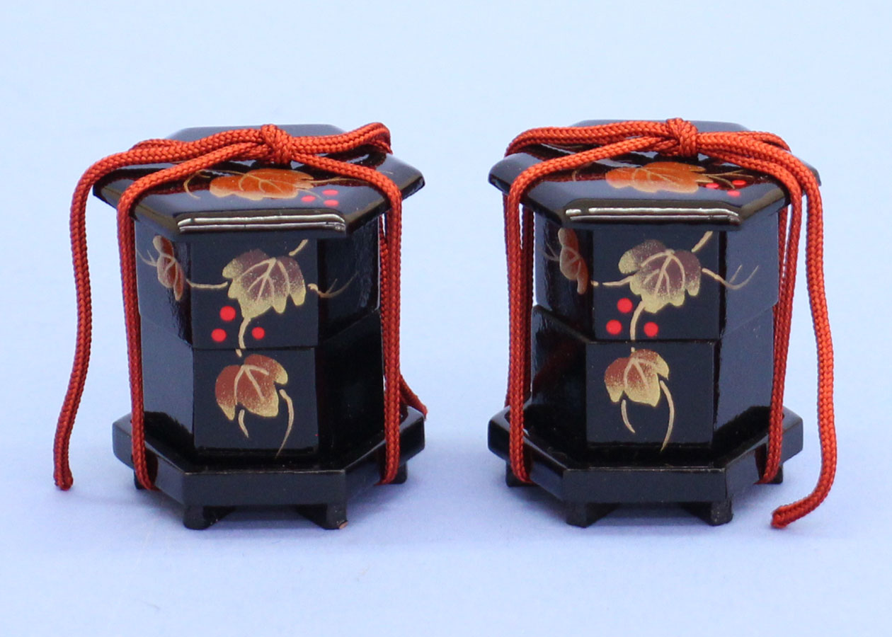 雛人形・雛道具貝桶 4cm貝桶 蔦蒔絵付き – 寿鳳人形の東芸