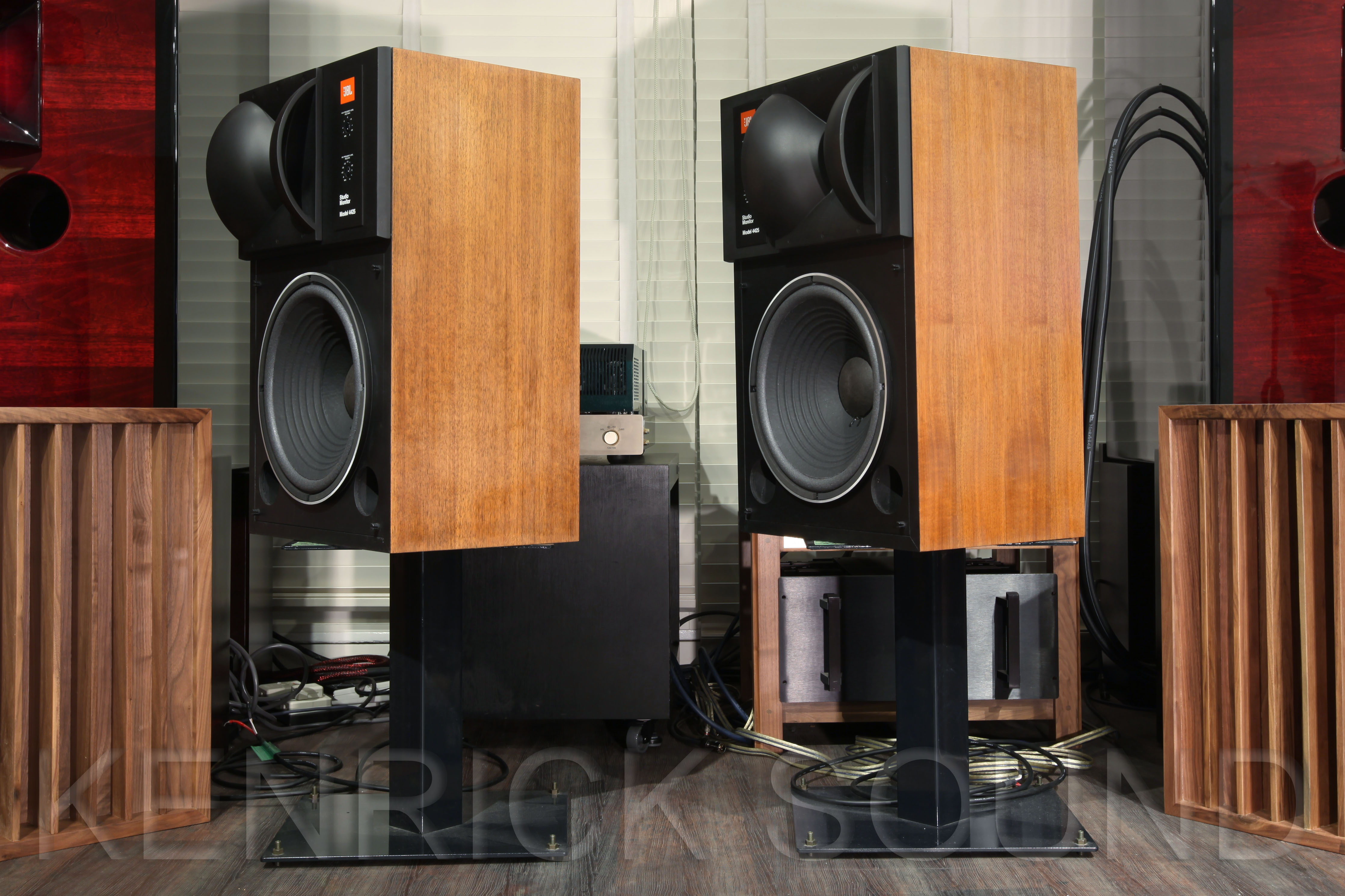 JBL 4425 バイラジアルホーン搭載2wayスピーカー入荷しました