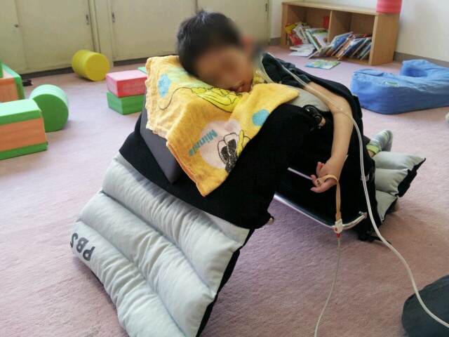 起立姿勢は抗重力姿勢☆ 座位に準じた効果を発揮♪: 姿勢保持にゃ毎日