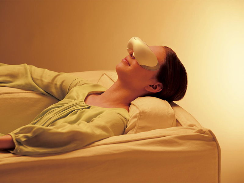 パナソニック、小型ファンでスチーム量が2倍にアップした「目元エステ