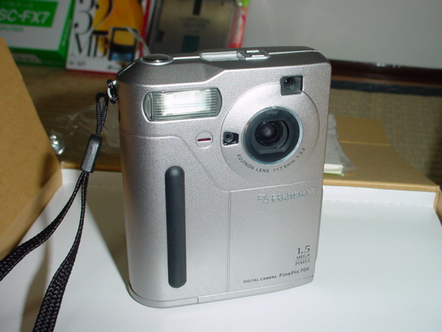わたしの思い出家電】富士フイルムのデジタルカメラ「FINEPIX 700
