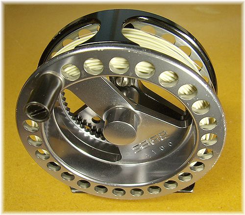 毛鉤を巻いて川に行く（フライリール）