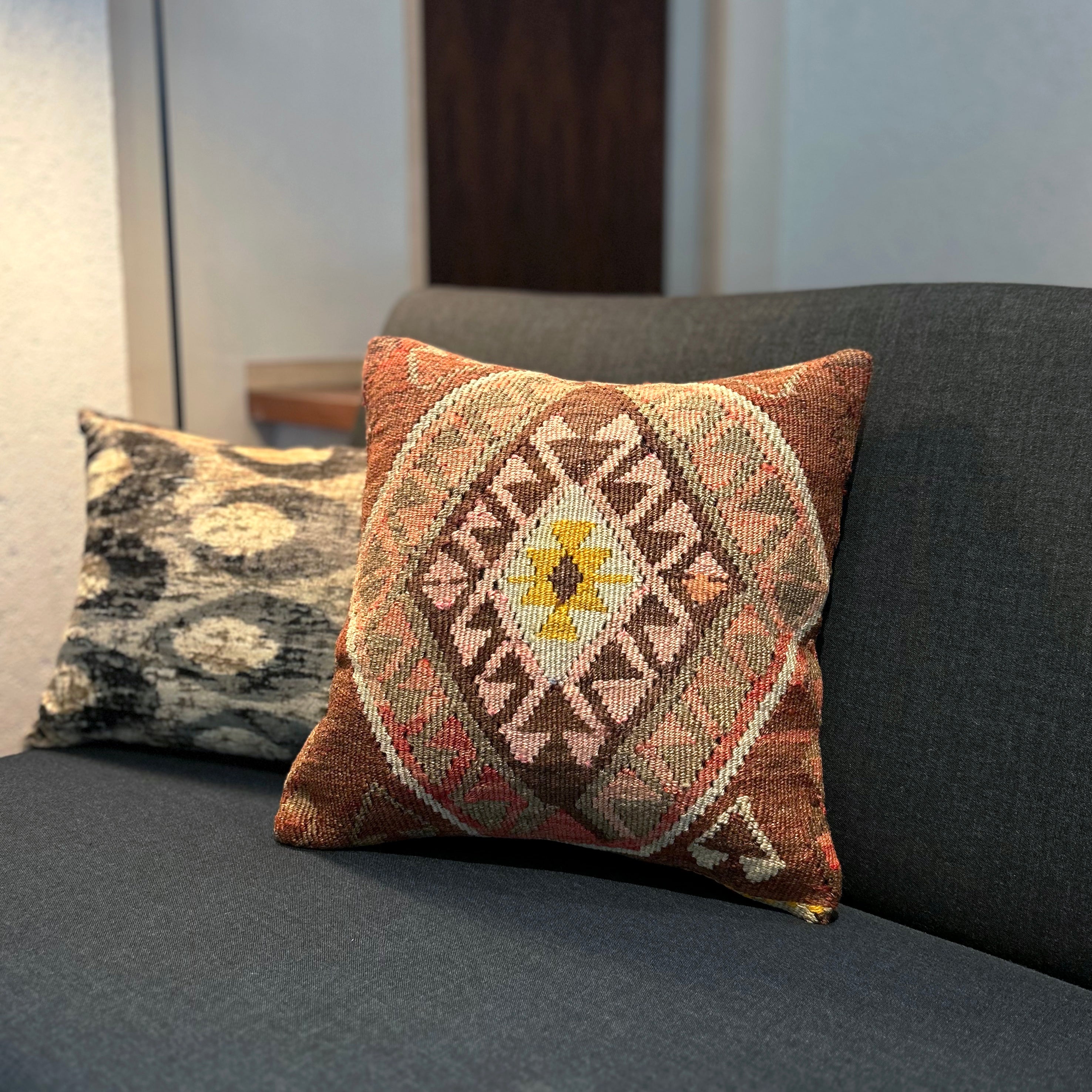 オールドキリム キリムクッションカバー 40×40㎝ (C-15290) – キリム屋