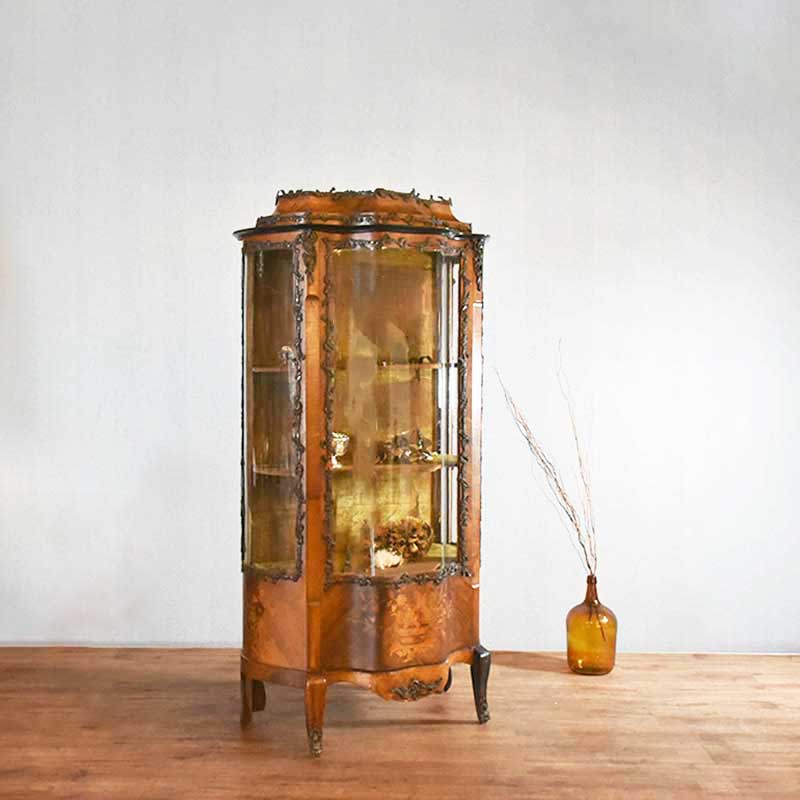 ガラスの曲線が美しいディスプレイキャビネット – 神戸アンティーク