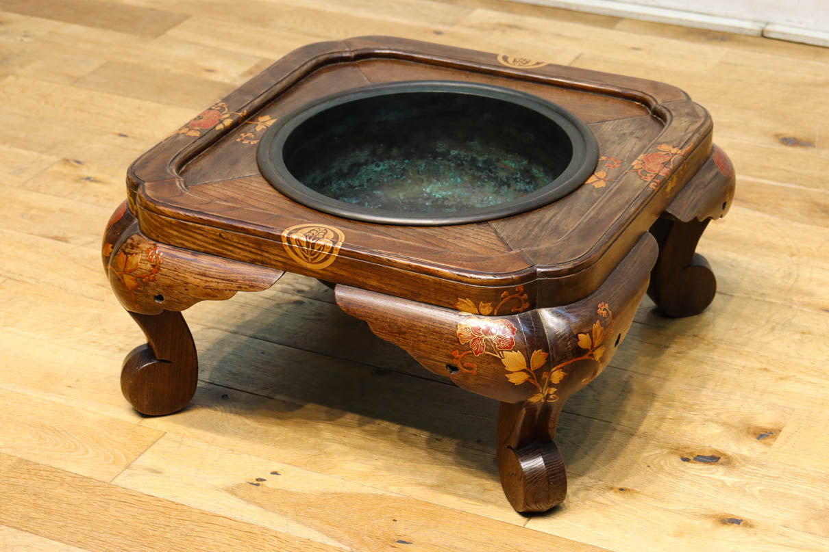 花絵柄模様の蒔絵が美しい大名火鉢 DC8829 在庫1個 – 古福庵