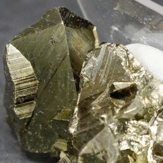 Komurominerals.com ＞ 黄銅鉱・Chalcopyrite[耳付き双晶]