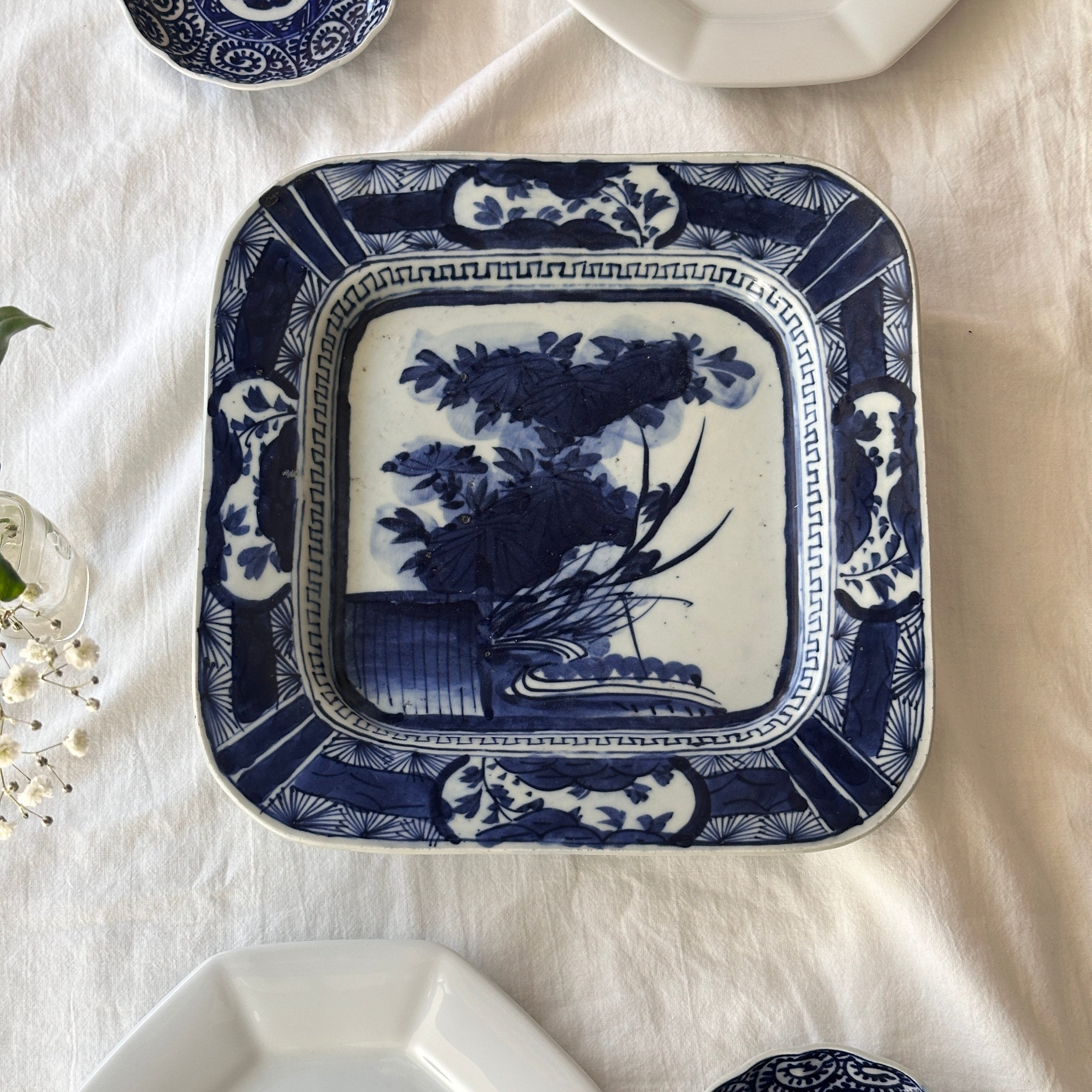 深みのある藍、明治時代のベロ藍角皿 – Kotto Shop