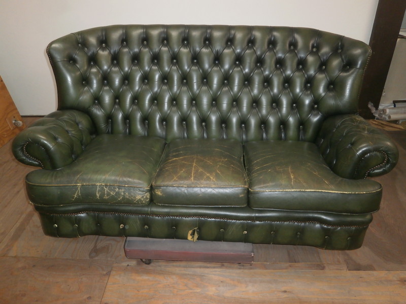 名古屋市の方よりソファ修理 犬が噛んだチェスターフィールドの色合い