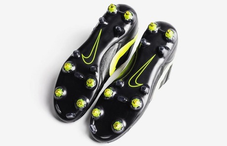 ナイキ プレミア2にアンチクロッグトラクションSG-PROソールが登場