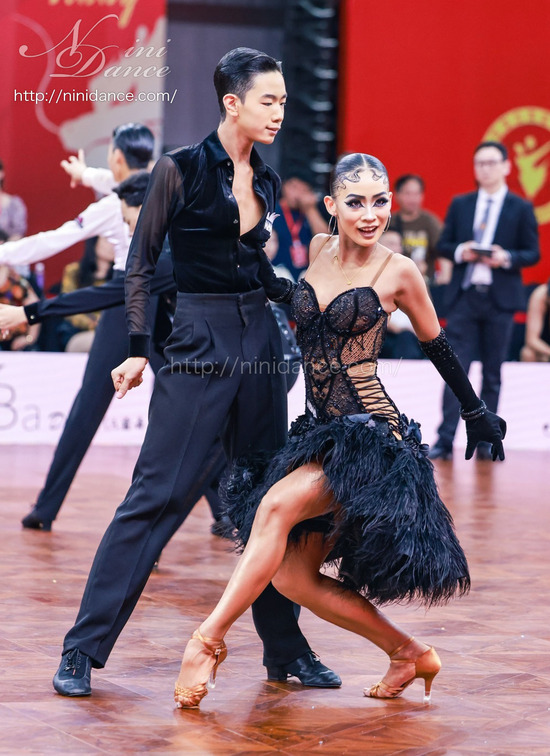 DA117ブラックフェザーのラテンドレス「ノワールフロー」 : 社交ダンス