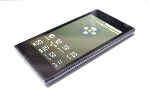 いよいよ登場！ファッションブランド「プラダ」が放つドコモスマホ