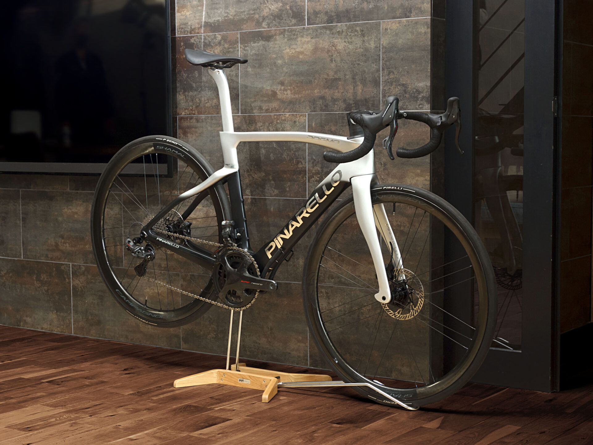 スポーツ自転車の室内保管がオシャレなインテリアになる