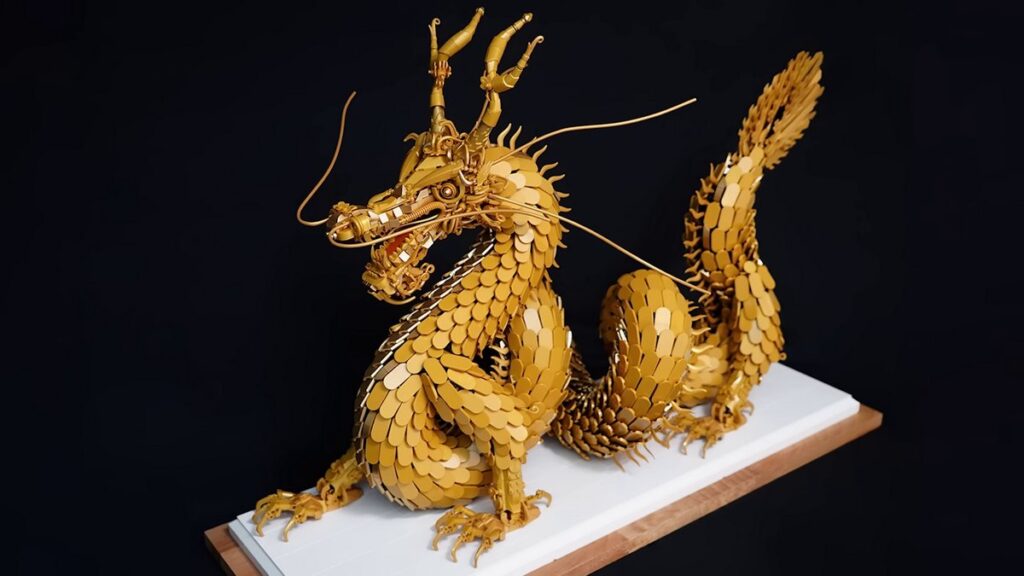 レゴで作られた、1300枚の鱗を持つゴールデンドラゴン！ 異次元の緻密