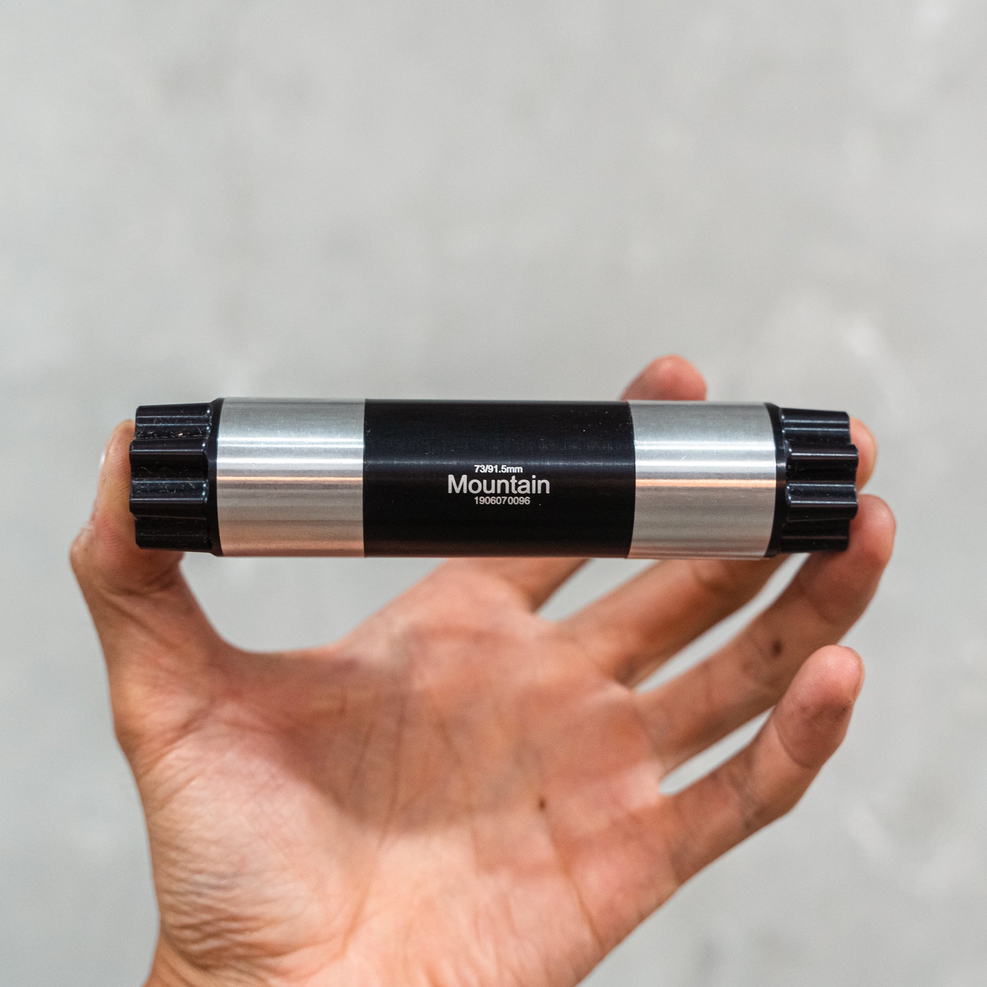 WHITE INDUSTRIES MR30クランク用 スピンドル ホワイト