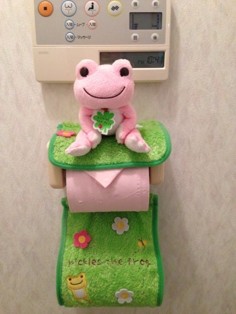 カエルのトイレットペーパーホルダー | 一日いちカエル